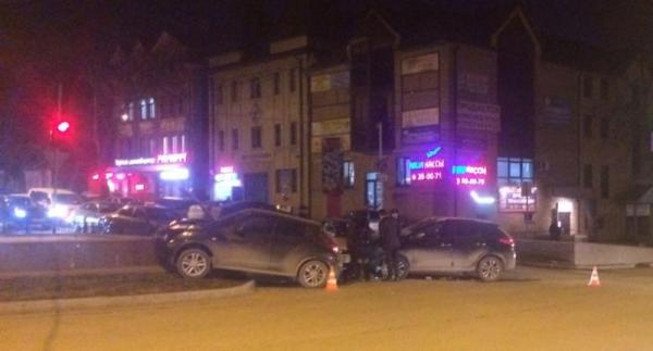 В Пятигорске иномарка выехала на перекрёстке на красный сигнал светофора и протаранила кроссовер